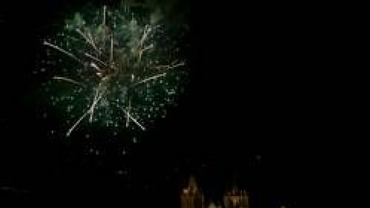 Los fuegos artificiales continúan atrayendo a los leoneses