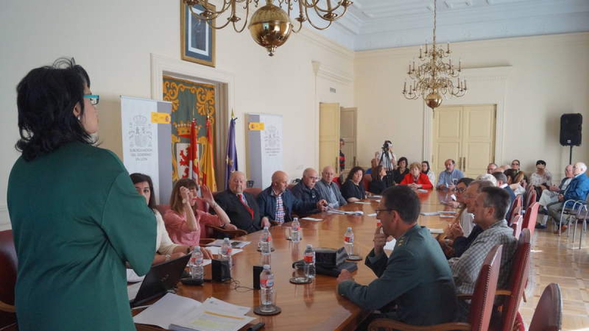 Un momento de la reunión con los vecinos. DL