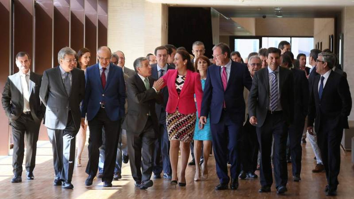 El alcalde de León conversa enérgicamente con las autoridades que le acompañaron en el homenaje de las Cortes a la ciudad de León