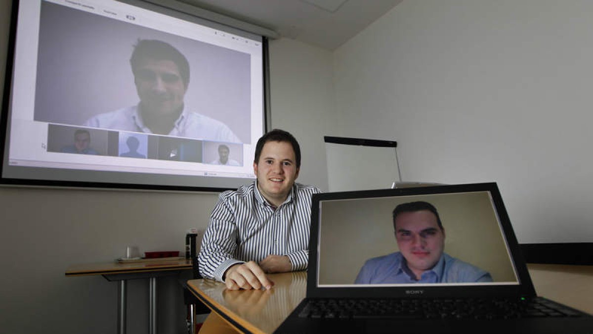 Víctor Castaño en videoconferencia desde Suiza, Rodrigo Pérez trabaja en León y Carlos García, conectado desde Madrid.