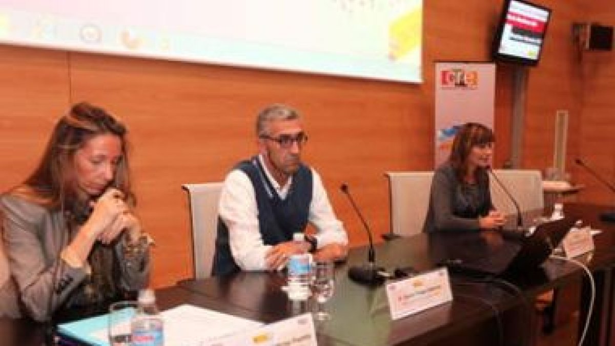 Teresa Gutiérrez, neuropsicóloga del CRE, Javier Tirapu y Nuria Mendoza, directora.