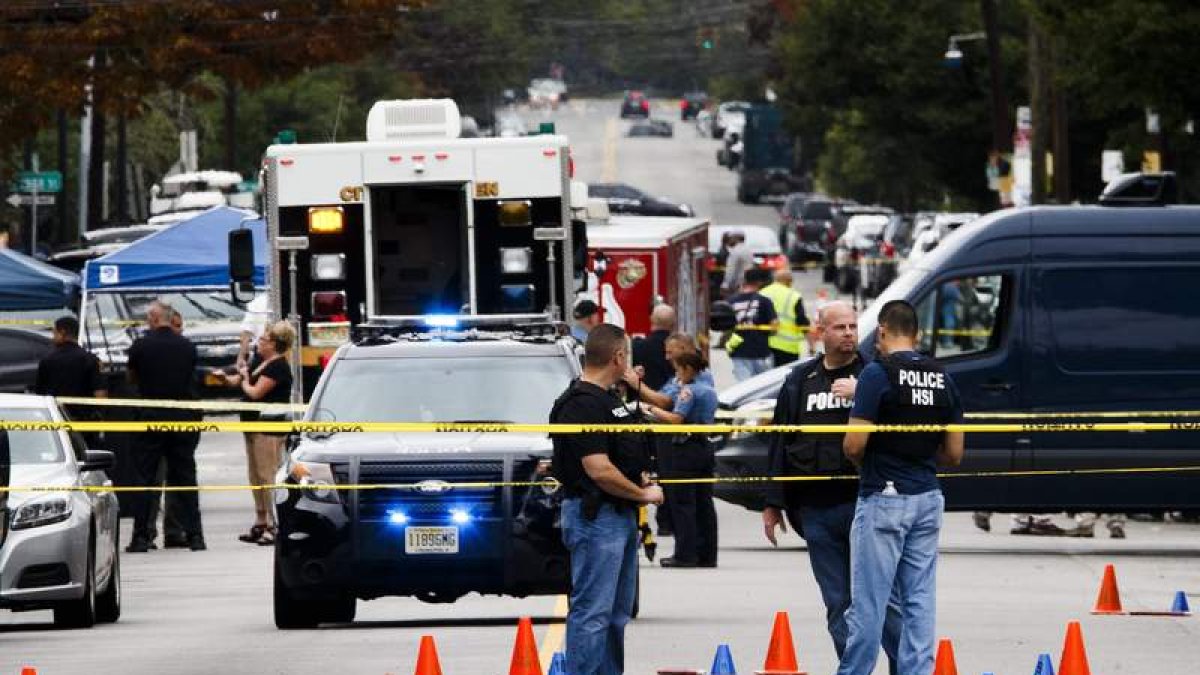 Oficiales de policía y agentes del FBI trabajan en el lugar donde fue arrestado Rahami. JUSTIN LANE