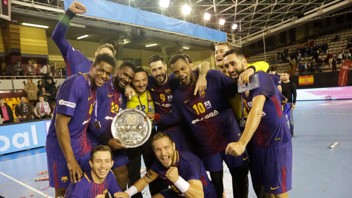 Los jugadores del Barcelona presumen felices de una nueva Copa Asobal. SECUNDINO PEREZ