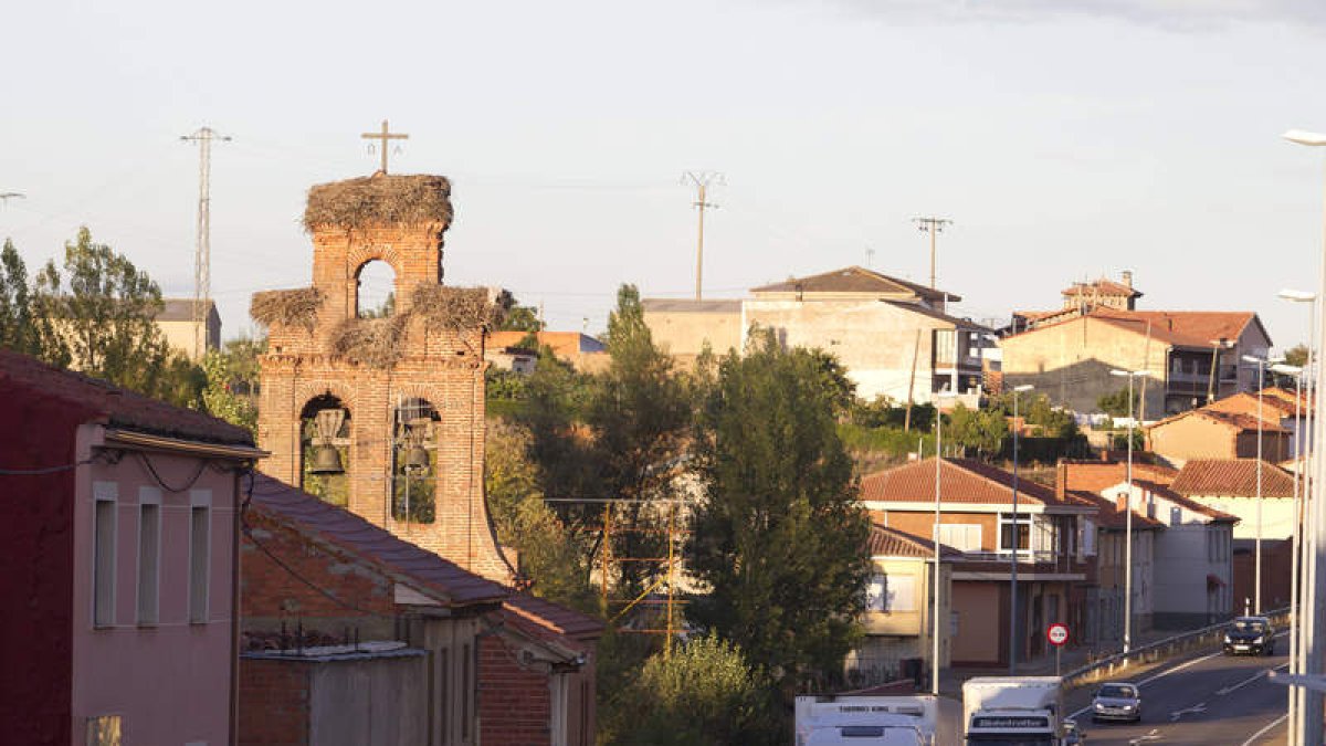 Valverde de la Virgen está atravesado por la León-Astorga.