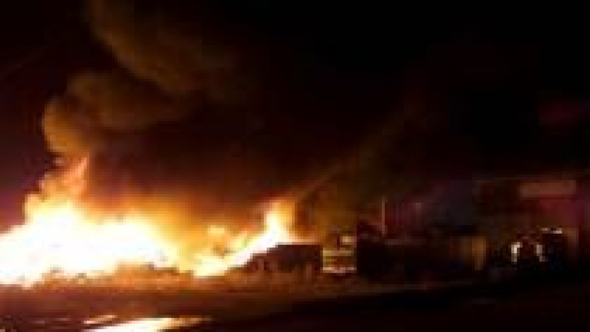 El fuego se inició en una máquina de prensando y levantó una densa columna de humo