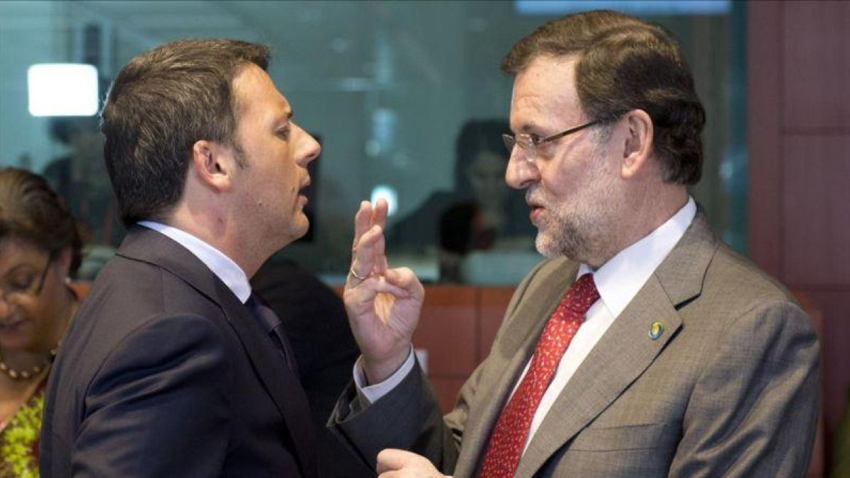 El primer ministro italiano, Matteo Renzi, y Mariano Rajoy, en una fotografía tomada en una cumbre europea en el 2014.
