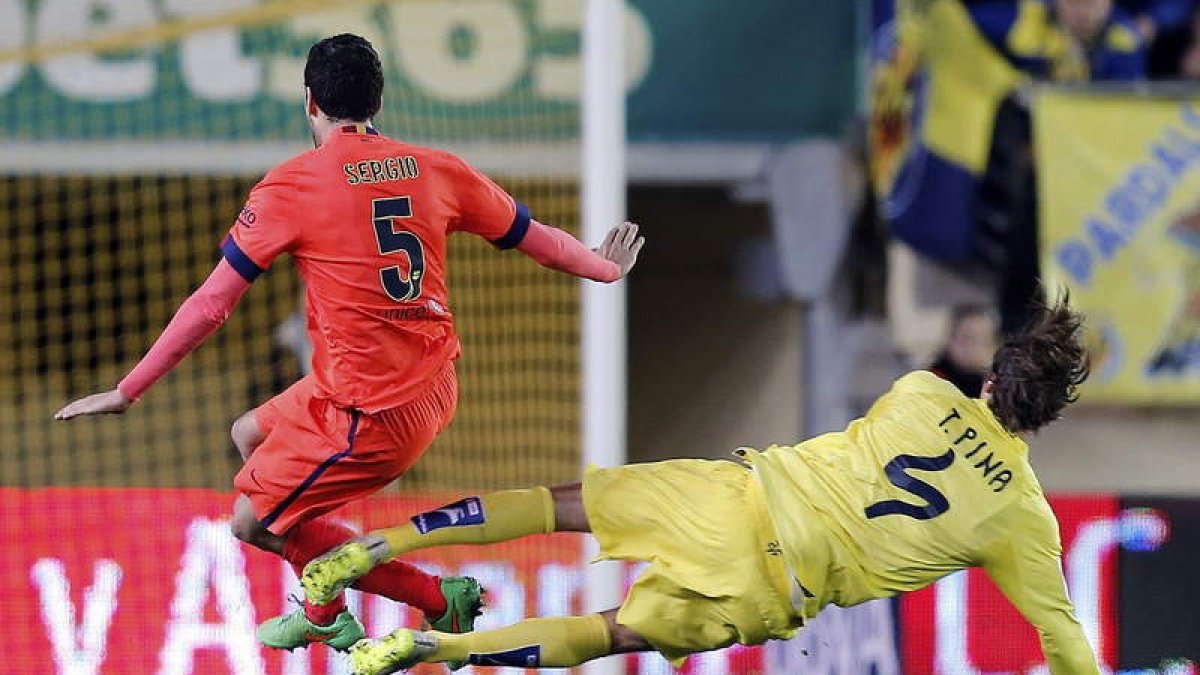Busquets, junto a Pina, en el momento en que sufrió la lesión.