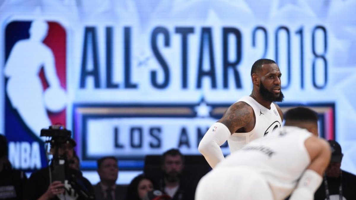 LeBron James condujo a su equipo hacia la victoria.