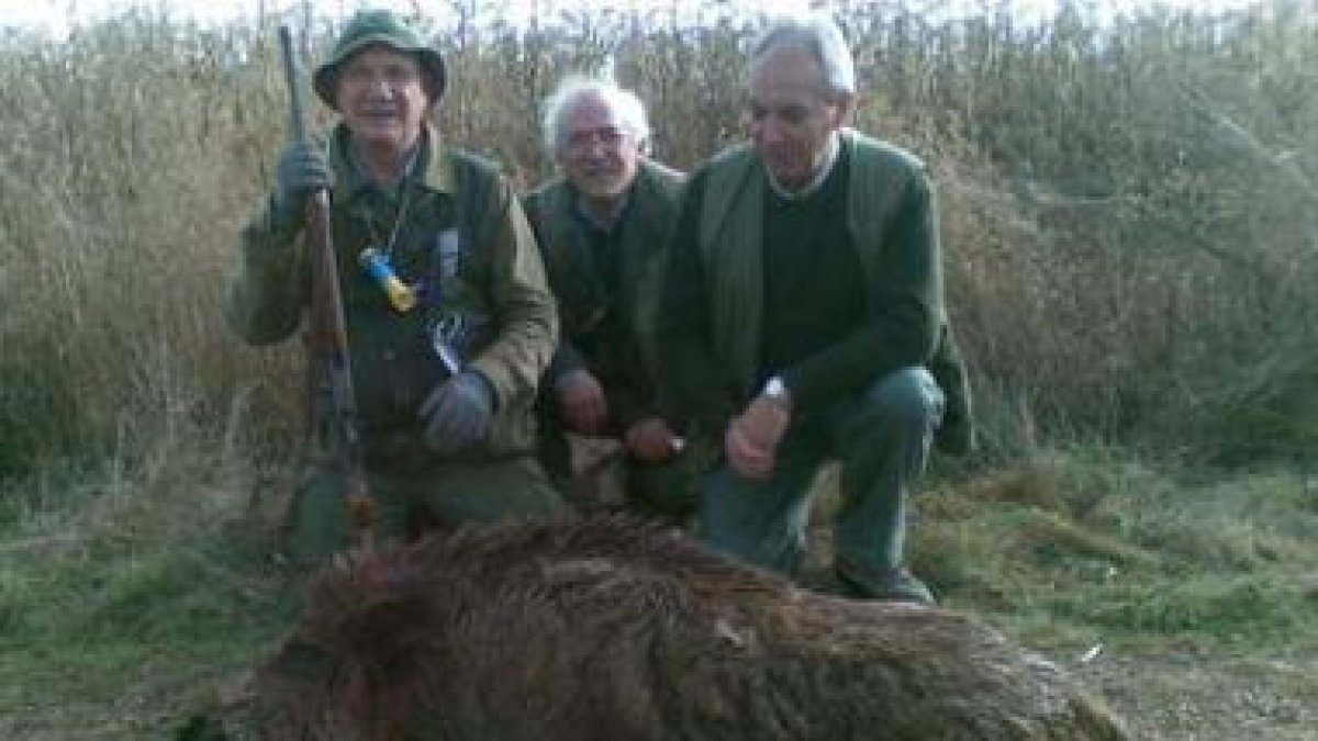 Tres aficionados posan con un ejemplar de 90 kilos.
