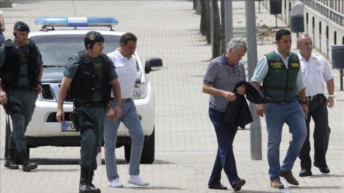 Villar entra en la sede de la federación en Las Rozas rodeado de guardias civiles.