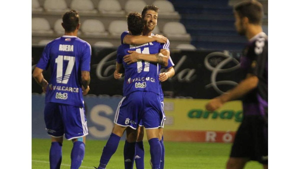 Los futbolistas de la Deportiva se abrazan para celebrar el gol con el que Marquitos ponía el 2-0 en el marcador.