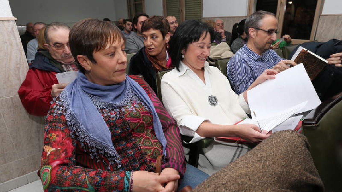 Morán, Marqués y Ramón en una de las asambleas con militantes.
