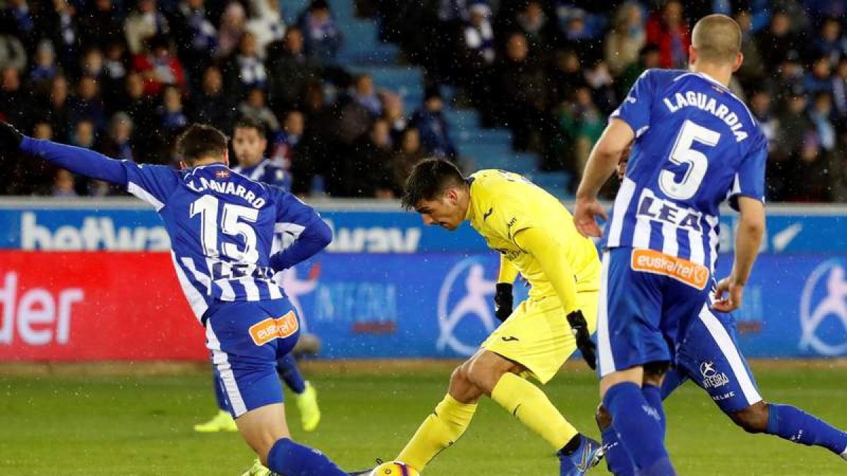 Los jugadores del Alavés se repusieron al gol inicial de Gerard Moreno. ADRIÁN RUÍZ DE HIERRO