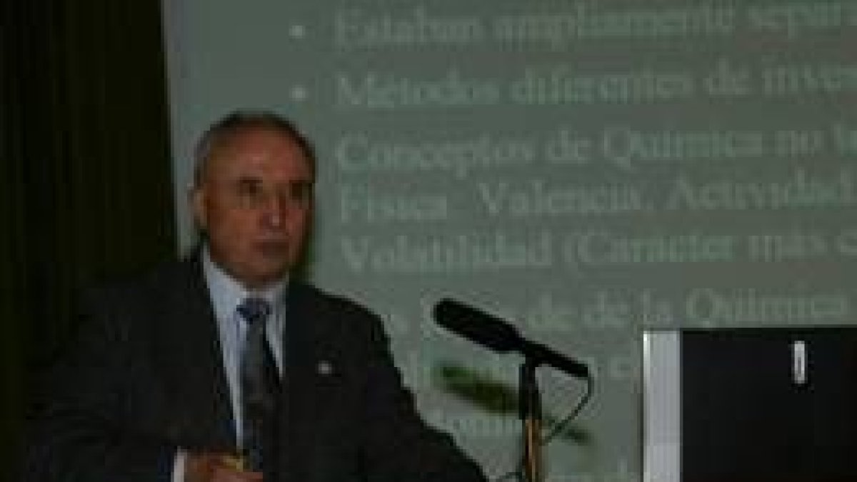 Luis Vázquez en el transcurso de su conferencia en el Instituto ponferradino Gil y Carrasco, ayer