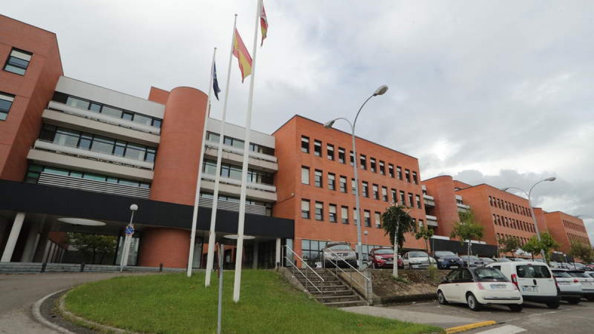 El área de Radioterapia irá en el Hospital del Bierzo, en la imagen. L. DE LA MATA