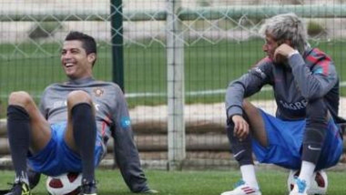 Cristiano Ronaldo bromea con su compatriota Fabio Coentrao, a la derecha de la imagen.