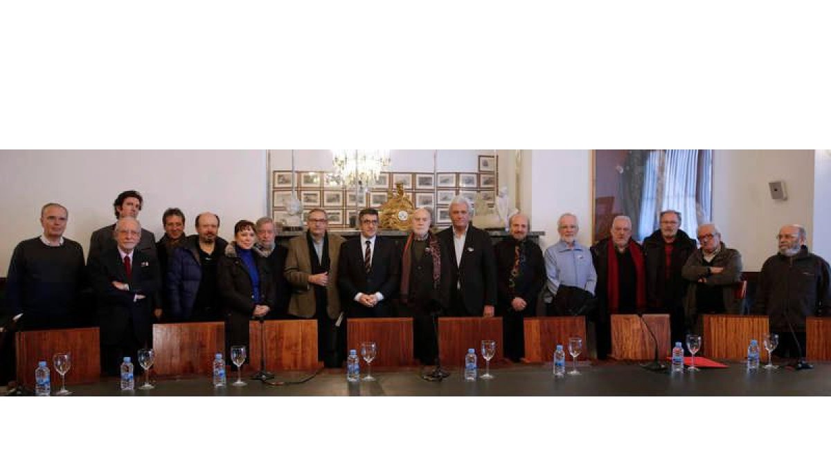 Patxi López con los escritores, entre ellos los leoneses José María Merino (segundo por la izquierda) y Guerra Garrido, a la derecha del presidente de las Cortes. ballesteros