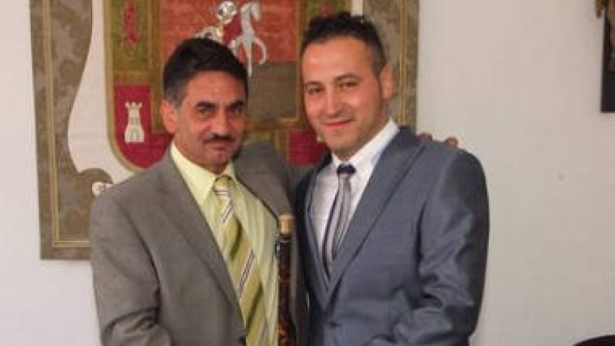 Redondo recibió ayer el bastón de mando del Ayuntamiento.