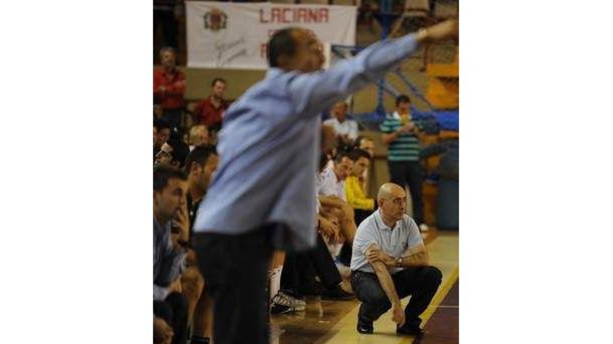 Ribera atento al partido y en primer plano Dujshebaev.