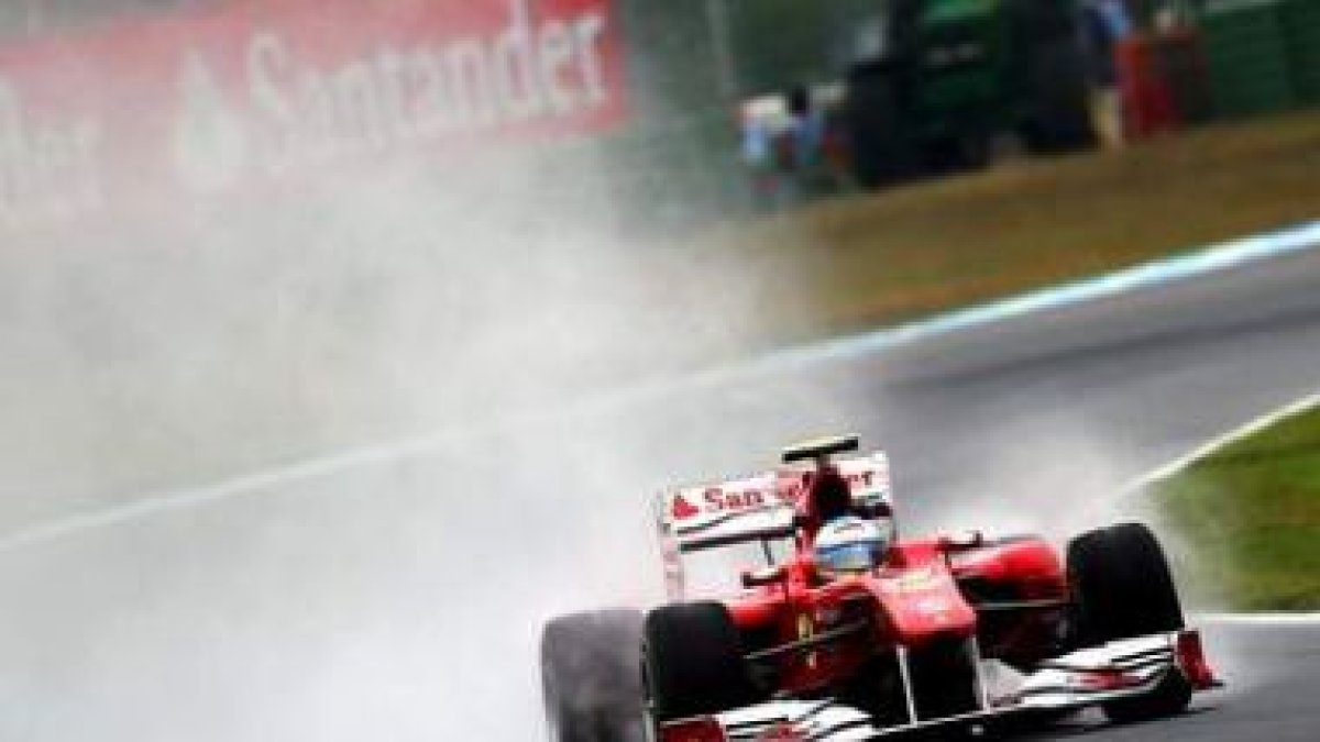 El piloto Fernando Alonso de Ferrari conduce su monoplaza .