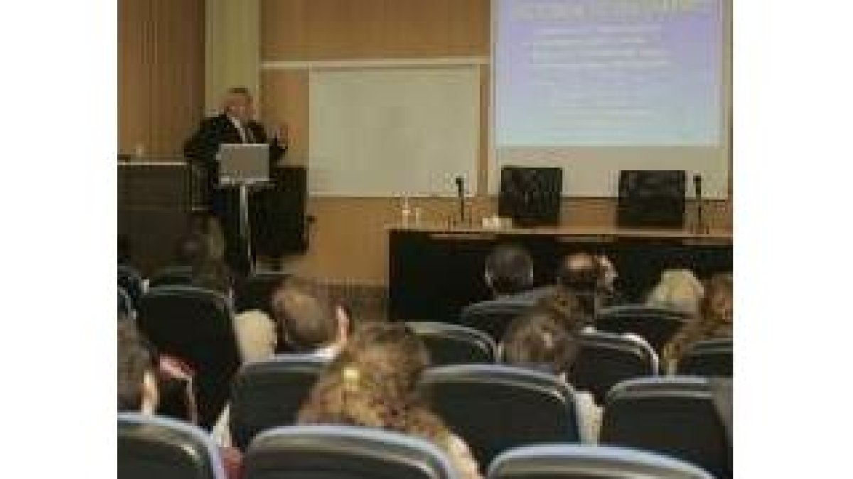Un momento de la jornada de ayer del curso de microcirugía