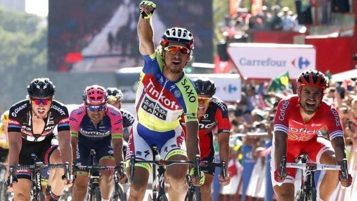 El ciclista eslovaco del equipo Tinkoff Saxo, Peter Sagan, se proclama vencedor de la tercera etapa de la Vuelta Ciclista a España.