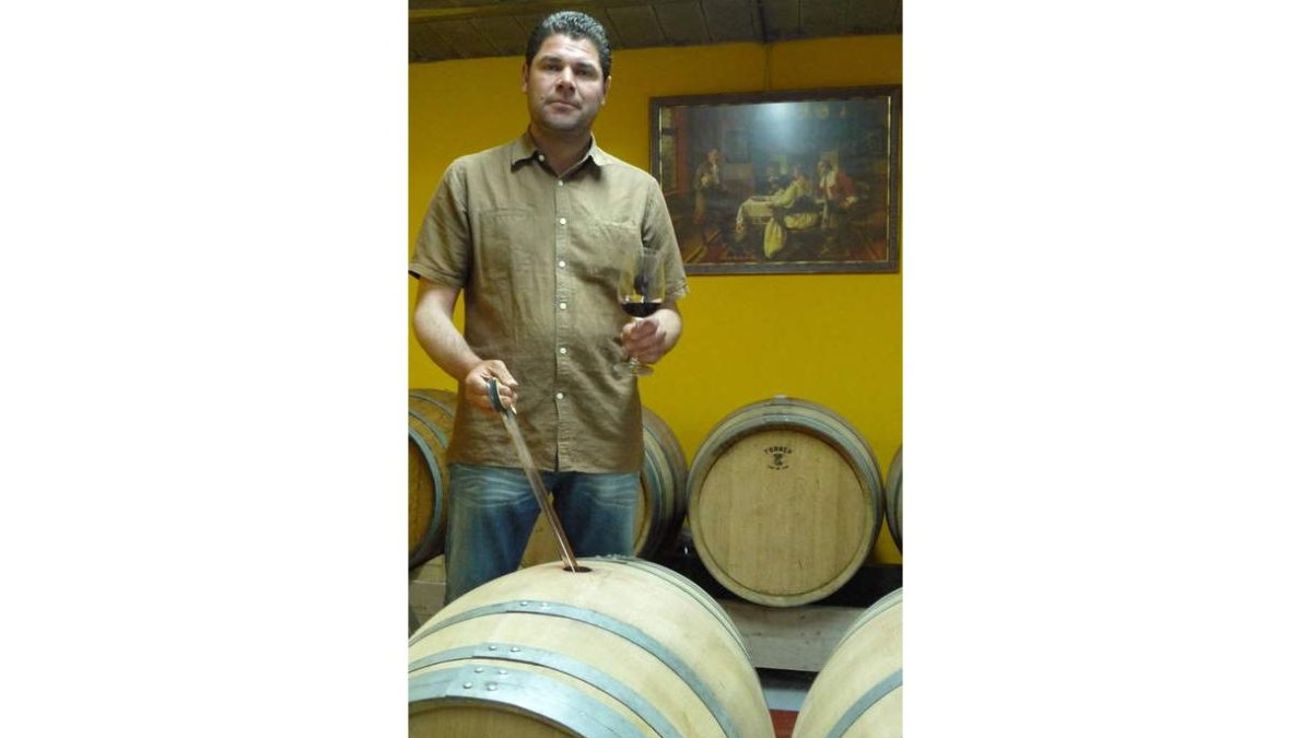 Roberto García Miranda, en lasala de barricasde la bodegade Parandones.