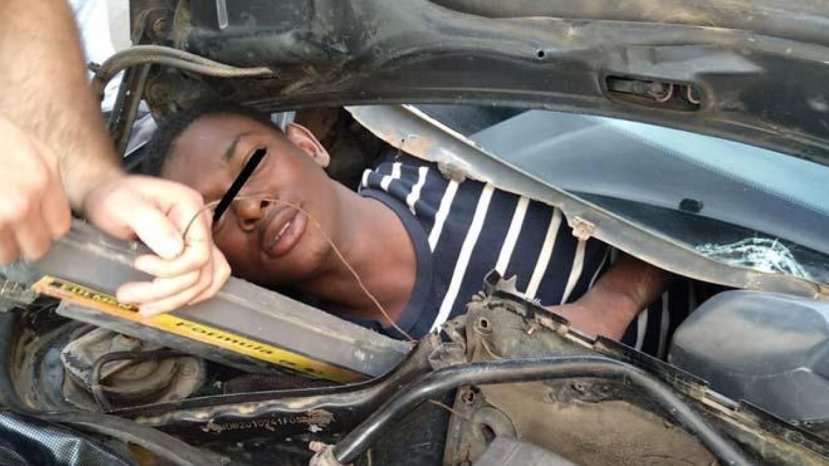 La Guardia Civil rescata a cuatro personas en el interior de coches en Melilla.