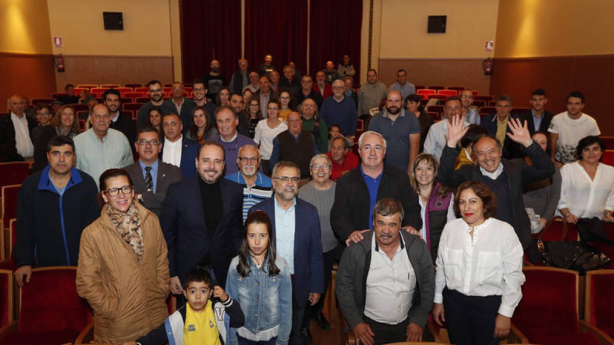 Autoridades, peñistas y respresentantes de la UD Las Palmas antes de la proyección en el ‘Perez Alonso’ de Tardes de Gloria. JESÚS F. SALVADORES