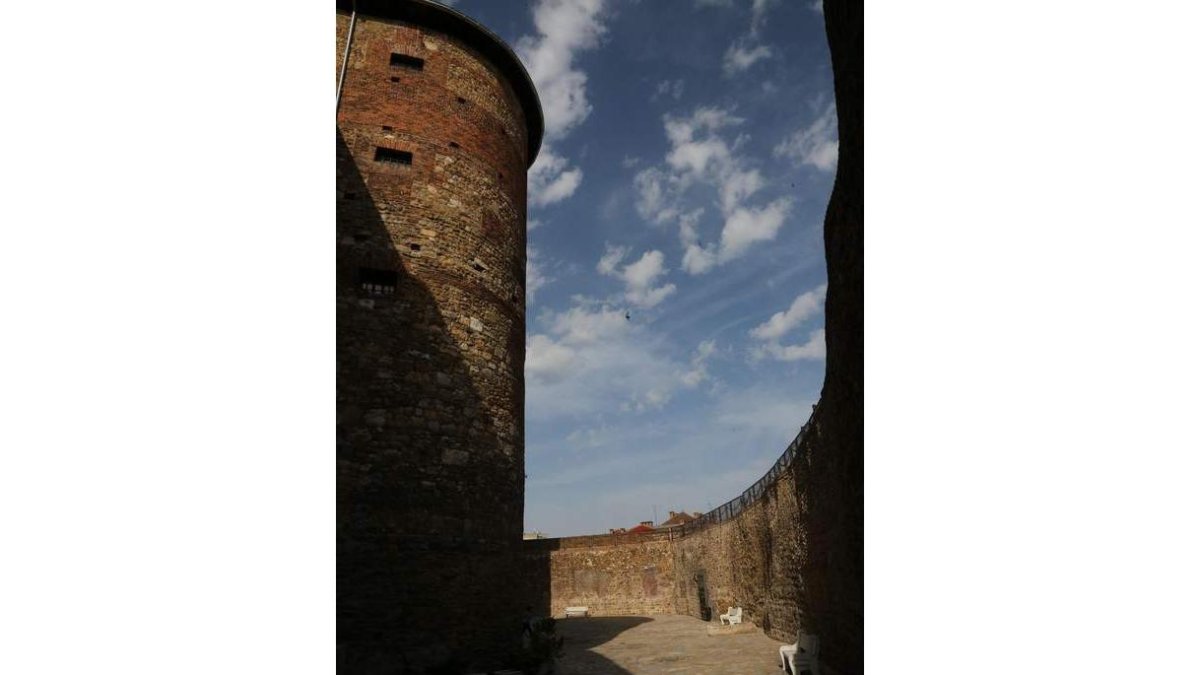 La Cerca del Castillo Medieval, sede del Archivo Histórico, dispone de un adarve paseable y seguro de unos cien metros.