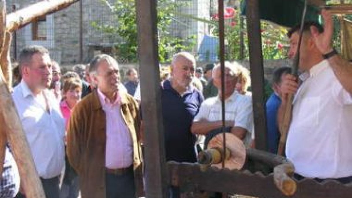 El alcalde de Posada y el subdelegado del Gobierno visitan a un vendedor de la feria.