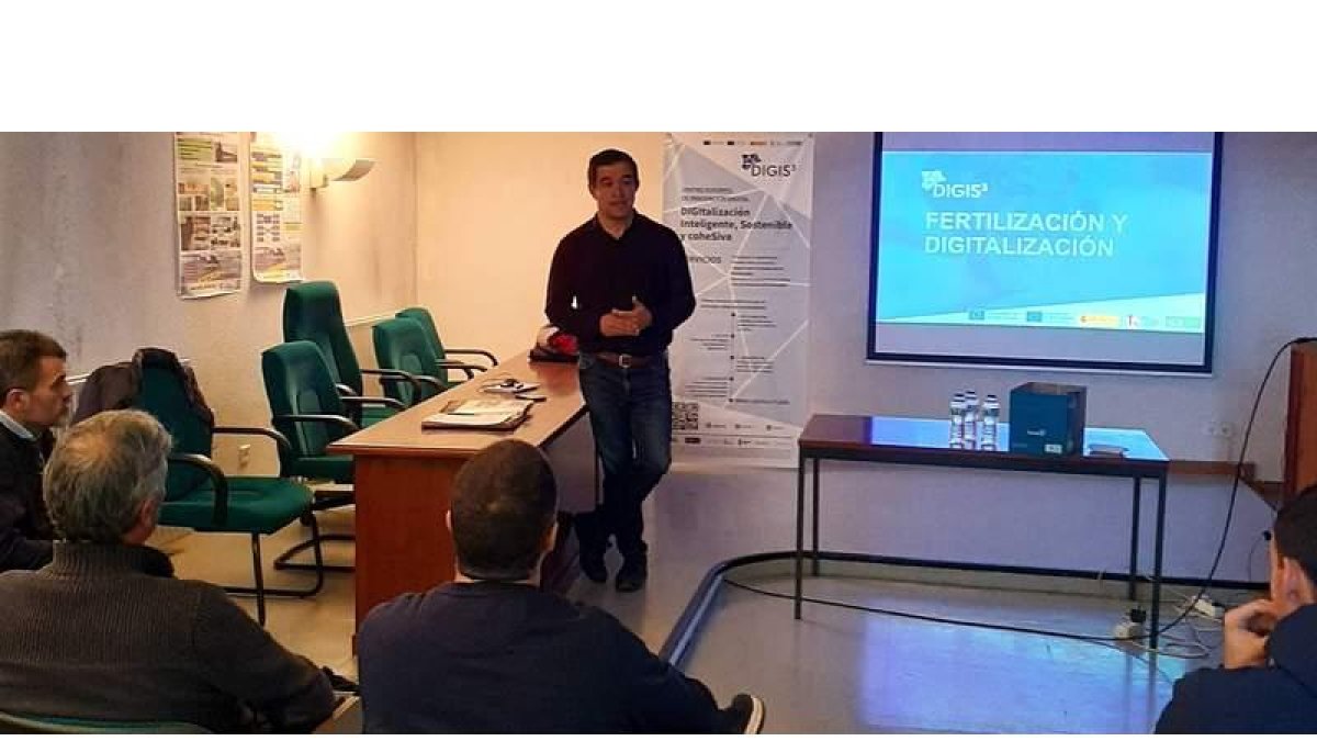Dos momentos del trabajo divulgador del grupo Mecas. dl