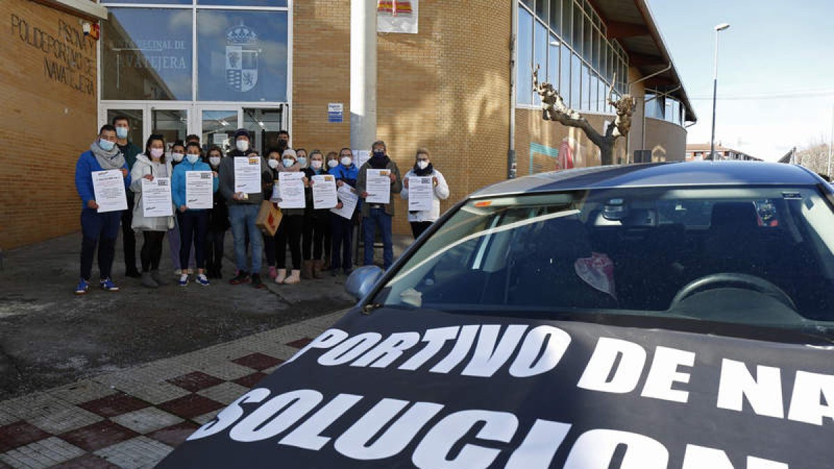 Los trabajadores antes de partir en cabalgata. FERNANDO OTERO