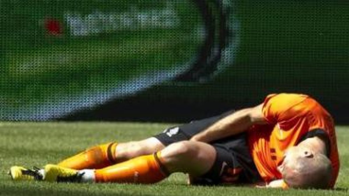 Robben se queja tras lesionarse en los últimos minutos del amistoso con Hungría.