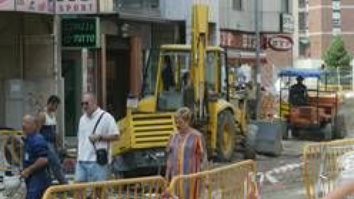 Para los transeúntes el paseo por la zona de obras resulta laberíntico