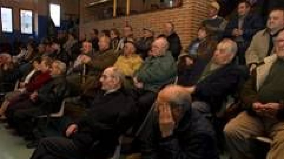 Más de un centenar de vecinos asistió a la asamblea en el Centro Cívico