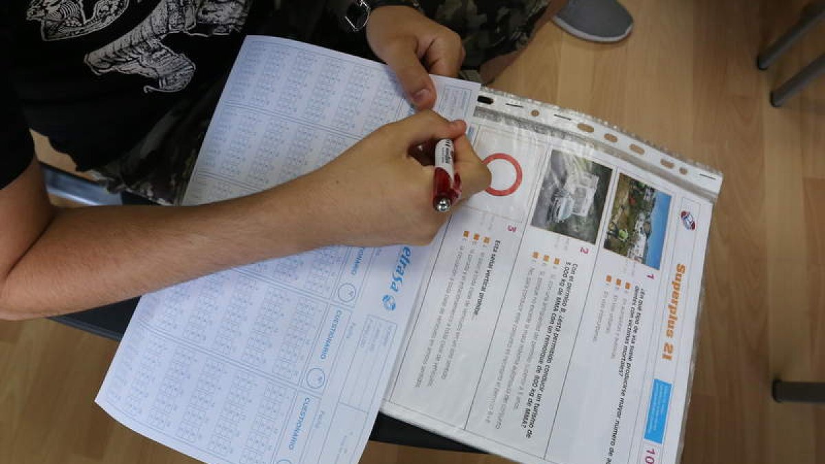 Ejemplar de un examen teórico para la obtención del carné de conducir que ahora deberá hacerse en León