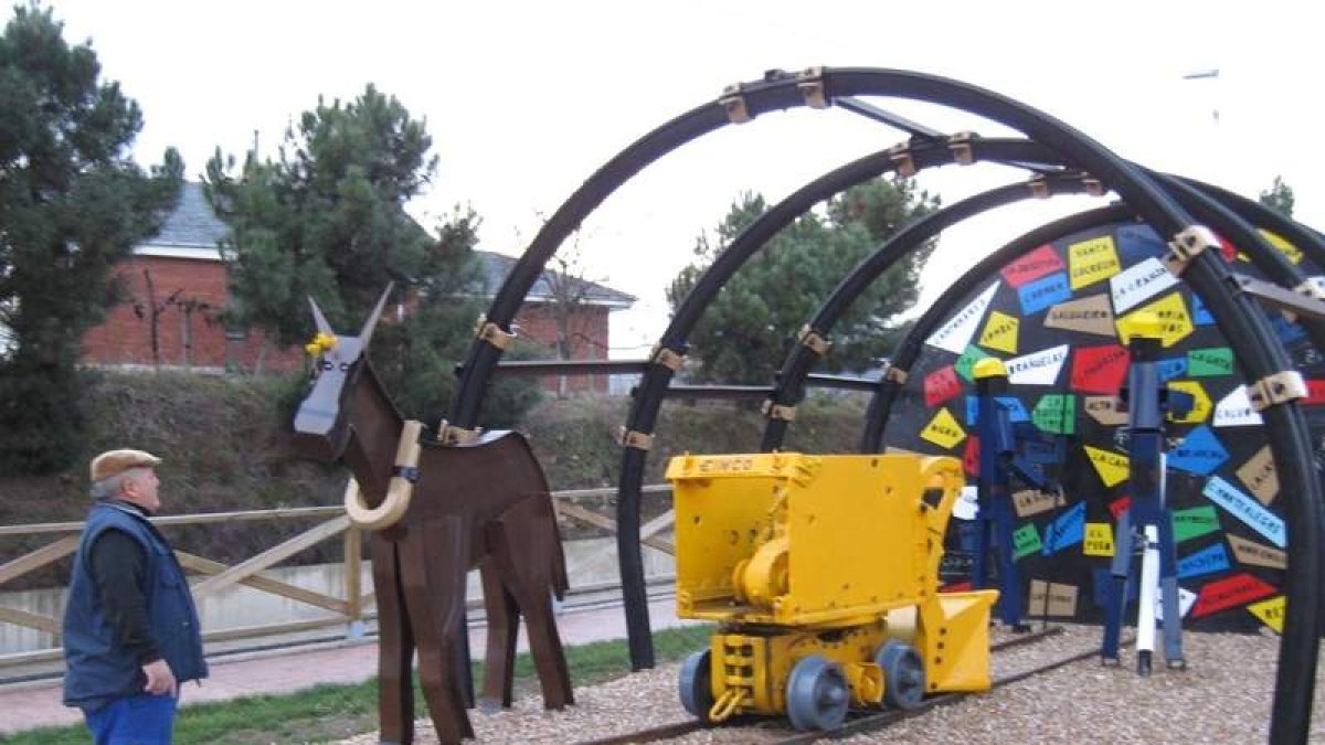 Chano Llaneza muestra la galería que han recreado, con la mula Casilda y los dos mineros.