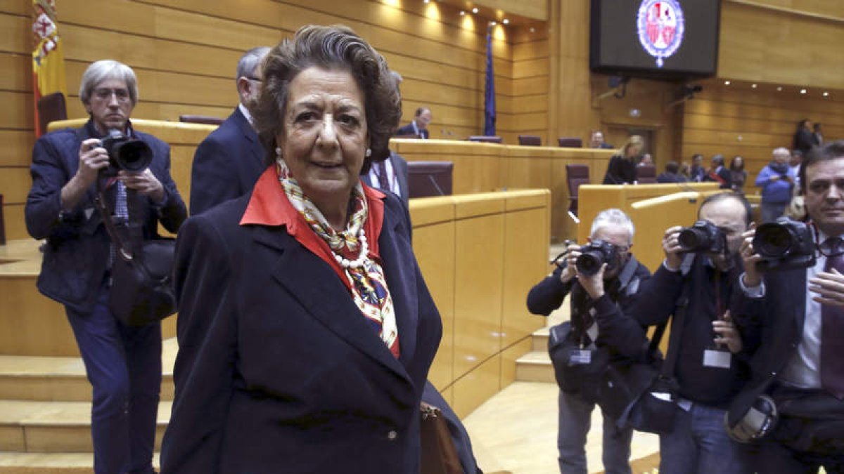 Barberá, ayer por la tarde, mientras se dirigía a su escaño en el Senado. KIKO HUESCA