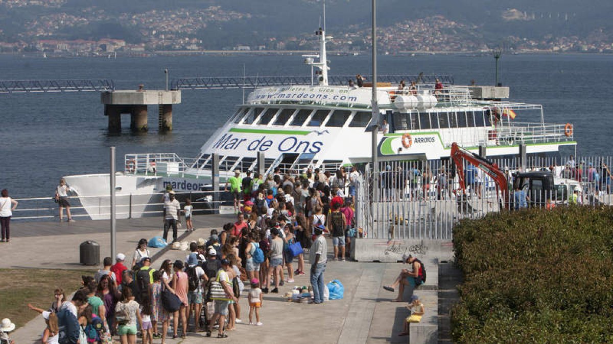 Usuarios esperan después de que Policía y Guardia Civil paralizaran el desembarco en las islas Cíes. SALVADOR SAS