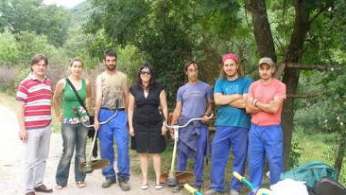 El edil de Medio Ambiente de La Pola, con los técnicos del área en un paraje de Gordón.