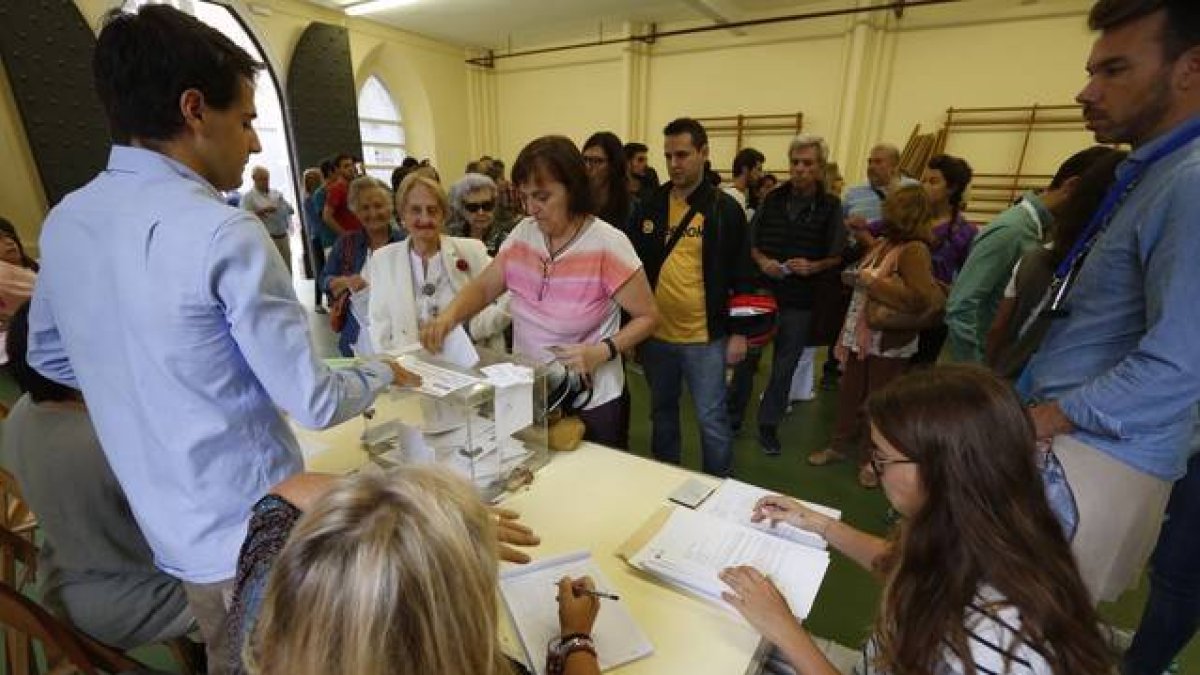 Ciudadanos votando en un colegio electoral del barrio de Gràcia.