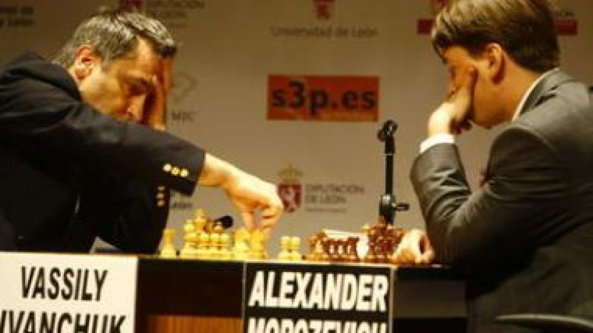 Máxima concentración: Ivanchuk mueve pieza ante Morozevich.