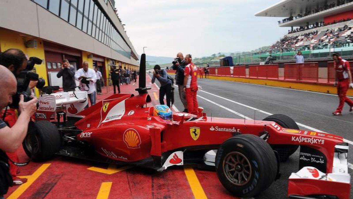 Fernando Alonso, sale del box del equipo con su Ferrari.