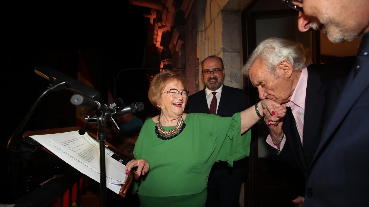 Yolanda Ordás, anoche, felicitada por Luis del Olmo en presencia del alcalde de Ponferrada, Marco Morala. L. DE LA MATA
