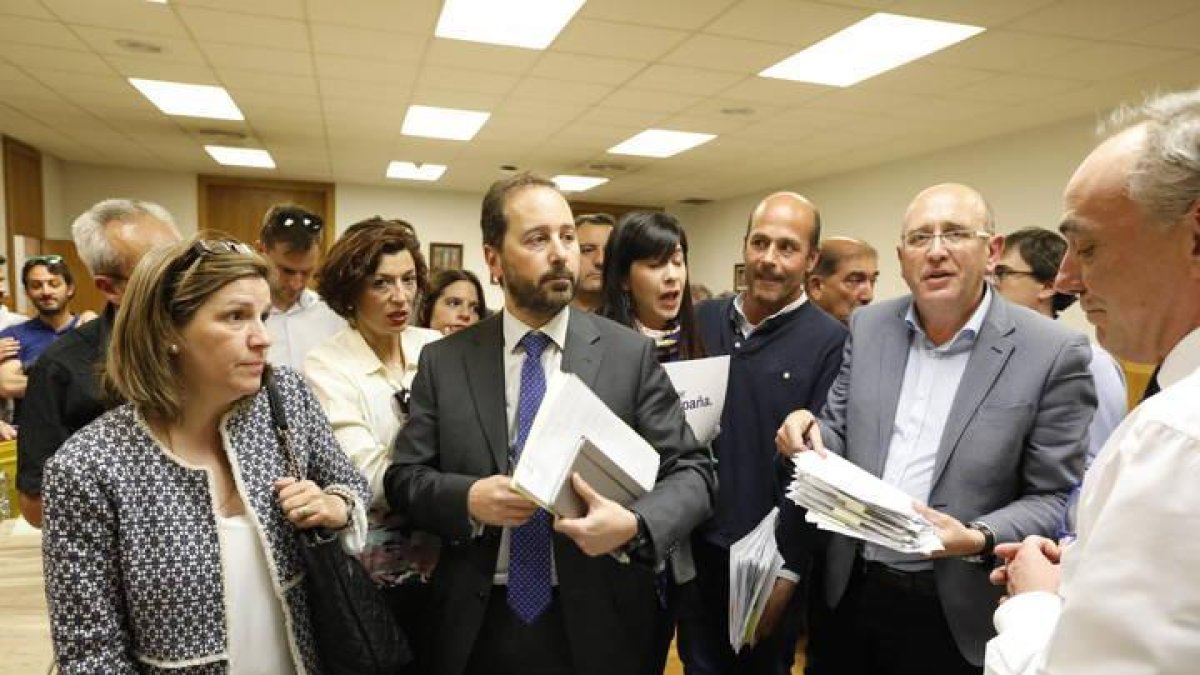 Los representantes políticos, ayer, ante la Junta Electoral