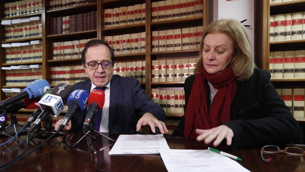 Rodríguez Santocildes, junto a Mari Luz del Carre, responsable del turno de oficio. JESÚS F. SALVADORES