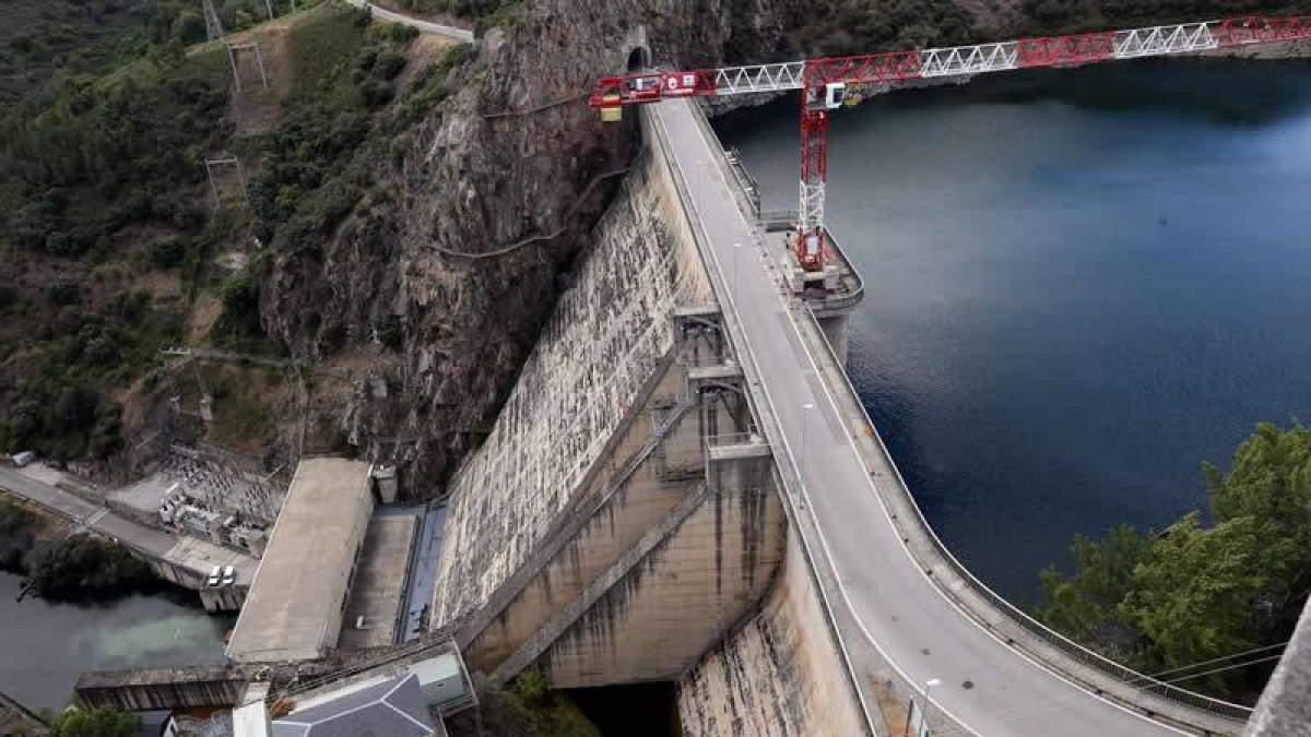 La grúa ya estaba ayer operativa en el embalse.