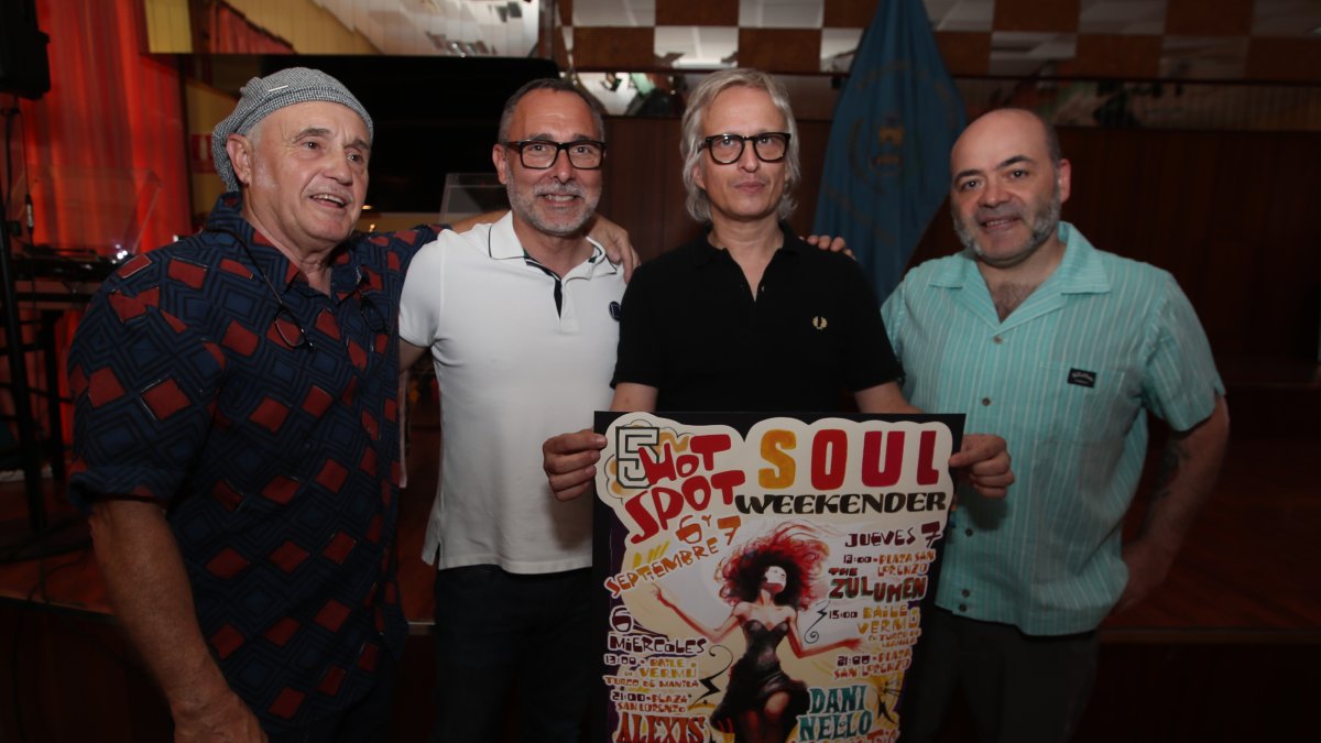 La organización, el autor del cartel y el concejal de Fiestas, en la presentación. DL
