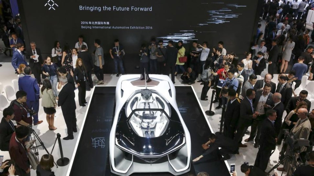 Visitantes alrededor del 'concept car' Faraday Future FFZERO1.